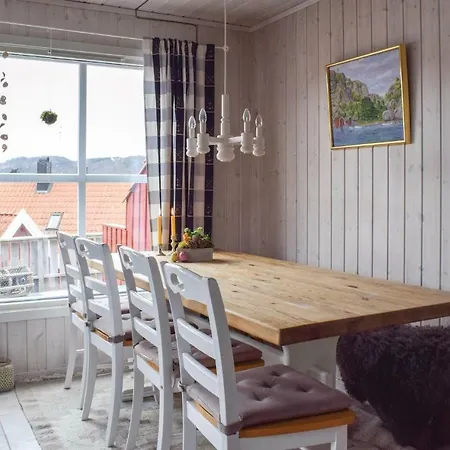 Four Bedroom Holiday In Spangereid